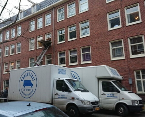 Verhuizen in Amsterdam met verhuislift en trap.